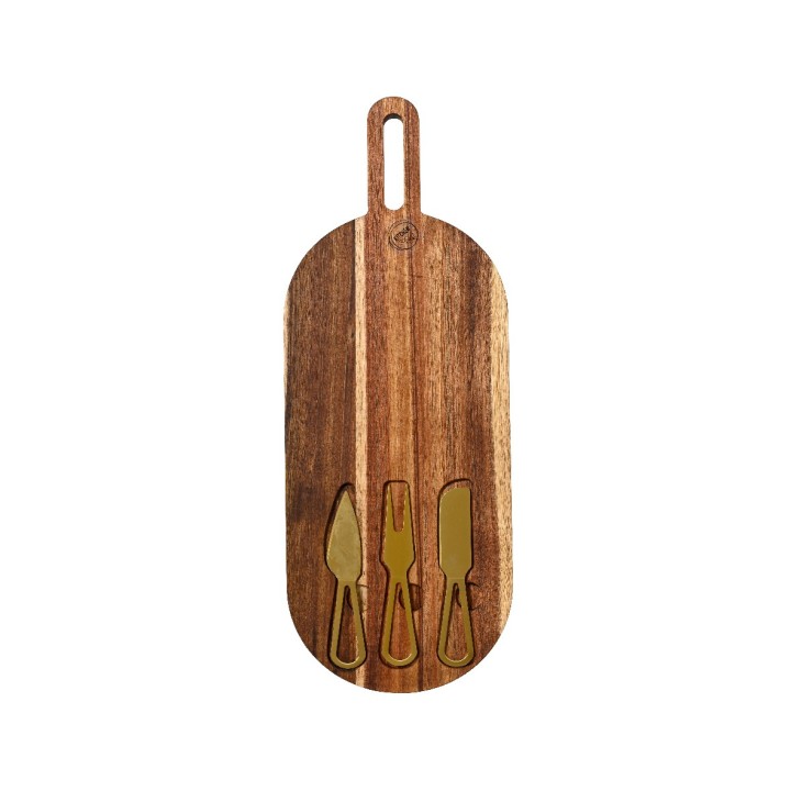 Een houten snijplank met drie metalen messen in een uitsparing. Warm bruin en goudkleurig.