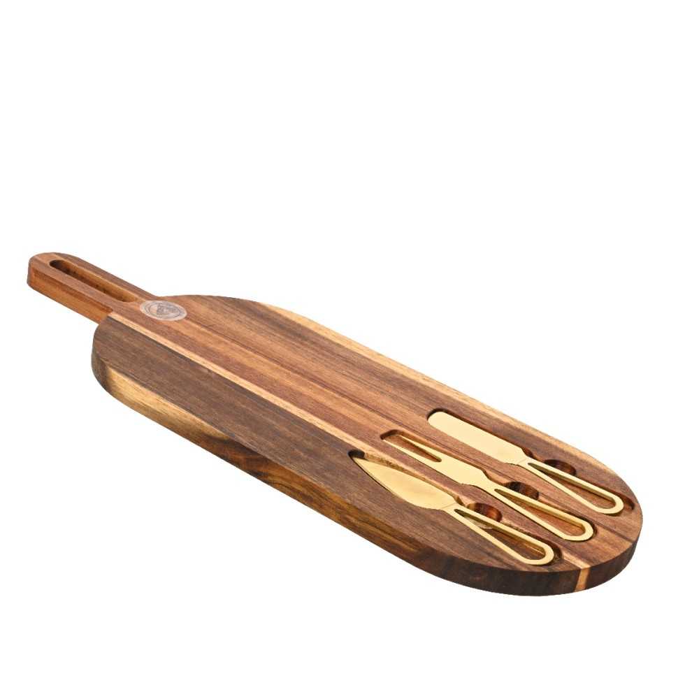 Een houten kaasplank met gouden messen in een elegante, moderne stijl.