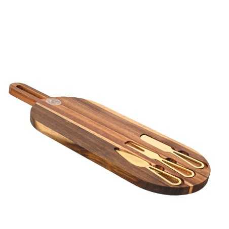 Een houten kaasplank met gouden messen in een elegante, moderne stijl.