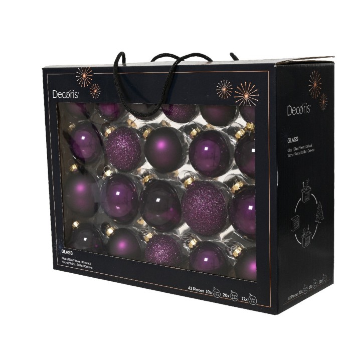 Een zwarte doos met paarse glazen kerstballen, glanzend en met glitterdetails.