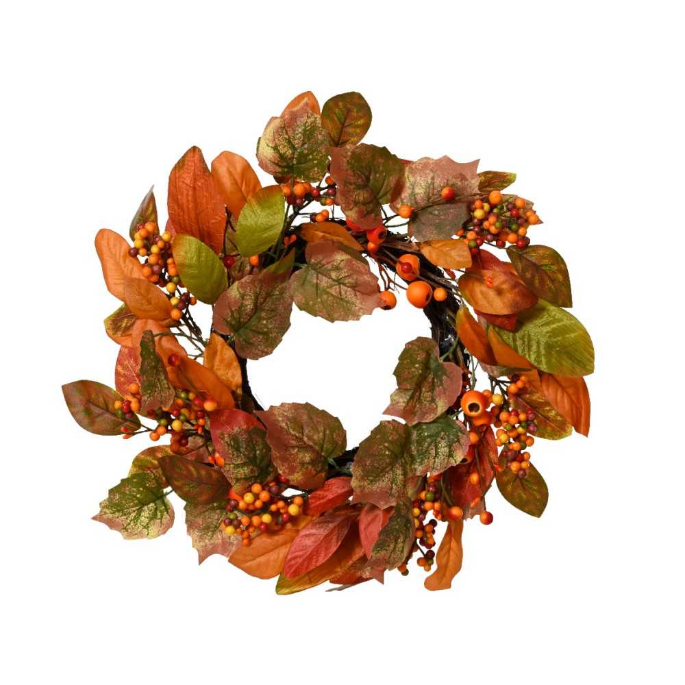 Herfstkrans met oranje en groene bladeren, bessen en takken, sfeervol en kleurrijk.