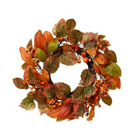 Herfstkrans met oranje en groene bladeren, bessen en takken, sfeervol en kleurrijk. Herfstkrans met oranje en groene bladeren, bessen en takken, sfeervol en kleurrijk.