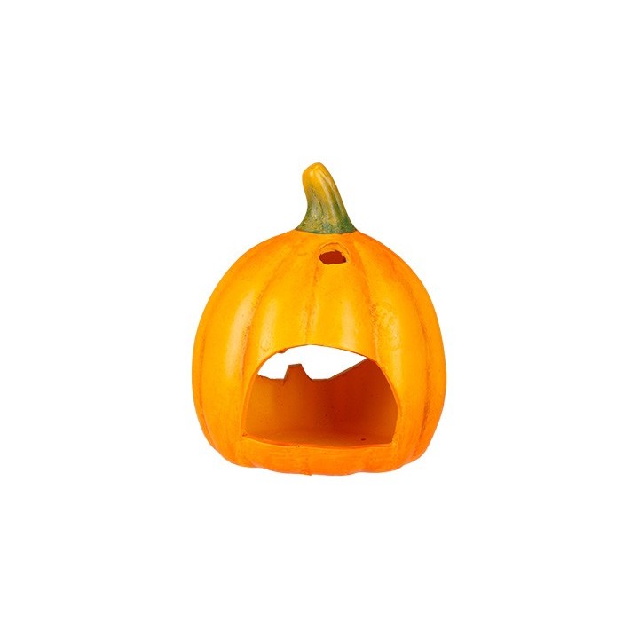 Een feloranje pompoen met een openingen aan de voorkant en een groene steel bovenop.