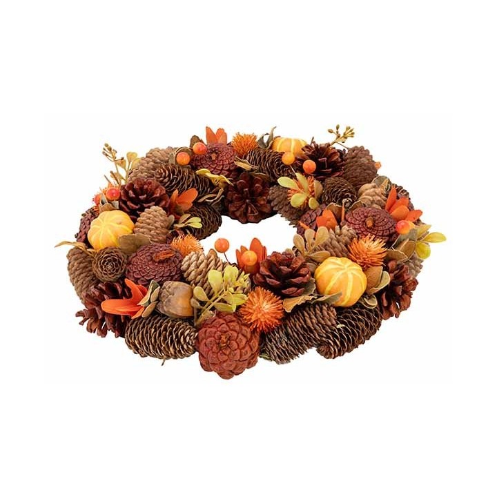 Herfstkrans van dennenappels en kleurrijke bladeren in warme tinten van bruin, oranje en geel.