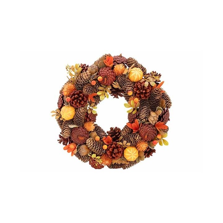 Herfstachtige krans met dennenappels, bladeren en bessen in warme oranje en bruine tinten.