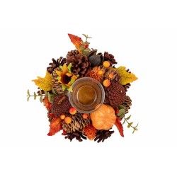 Herfstdecoratie met dennenappels, bladeren, een pompoen en een kaars in het midden.