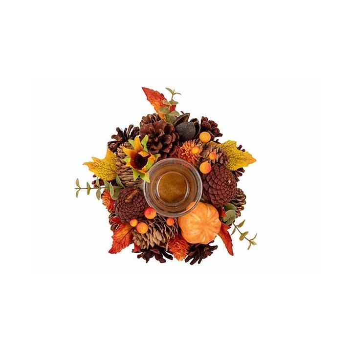 Herfstdecoratie met dennenappels, bladeren, een pompoen en een kaars in het midden.
