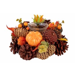 Herfstdecoratie met dennenappels, mini-pompoen en een glazen kaarsenhouder, warm en kleurrijk.