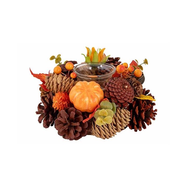 Herfstdecoratie met dennenappels, mini-pompoen en een glazen kaarsenhouder, warm en kleurrijk.