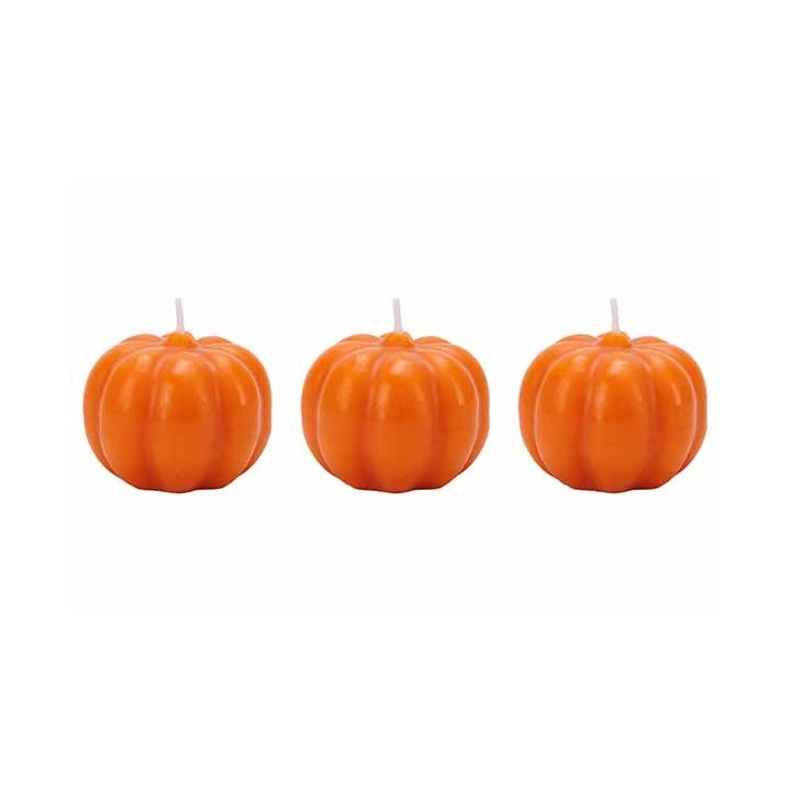 Drie oranje kaarsen in de vorm van pompoenen, met een gladde en glanzende afwerking.
