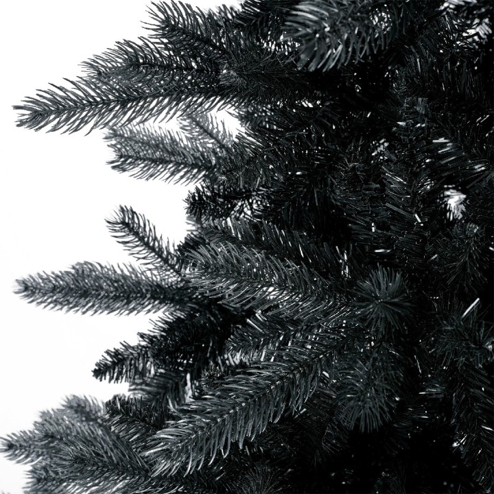 Zwarte kunstkerstboom met spitse takken tegen een lichte achtergrond.