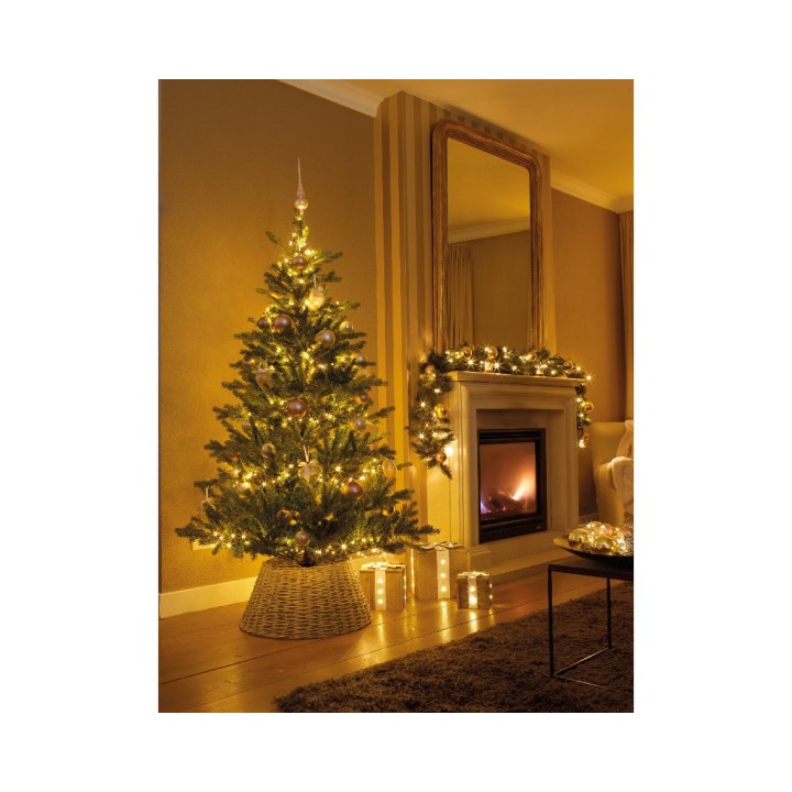 Een sfeervolle woonkamer met een kerstboom, warme verlichting en een knisperend haardvuur.