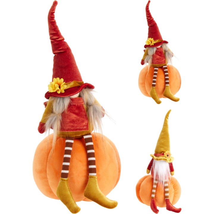 Speelse pop met een puntige hoed, zittend op een grote, oranje pompoen.