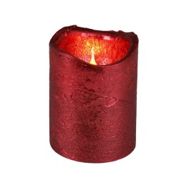 Dieprode kaars met een gescheurde bovenkant en een warme gloed van een vlam binnenin.