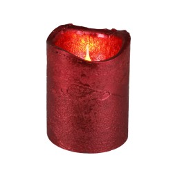 Dieprode kaars met een gescheurde bovenkant en een warme gloed van een vlam binnenin.