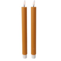 Twee lange, oranje kaarsen met een witte basis en vlammen bovenop.