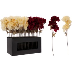 Kunstmatige bloemen in een zwarte doos, met crèmekleurige en diepe rode bloesems op stelen.