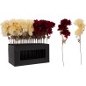 Kunstmatige bloemen in een zwarte doos, met crèmekleurige en diepe rode bloesems op stelen.