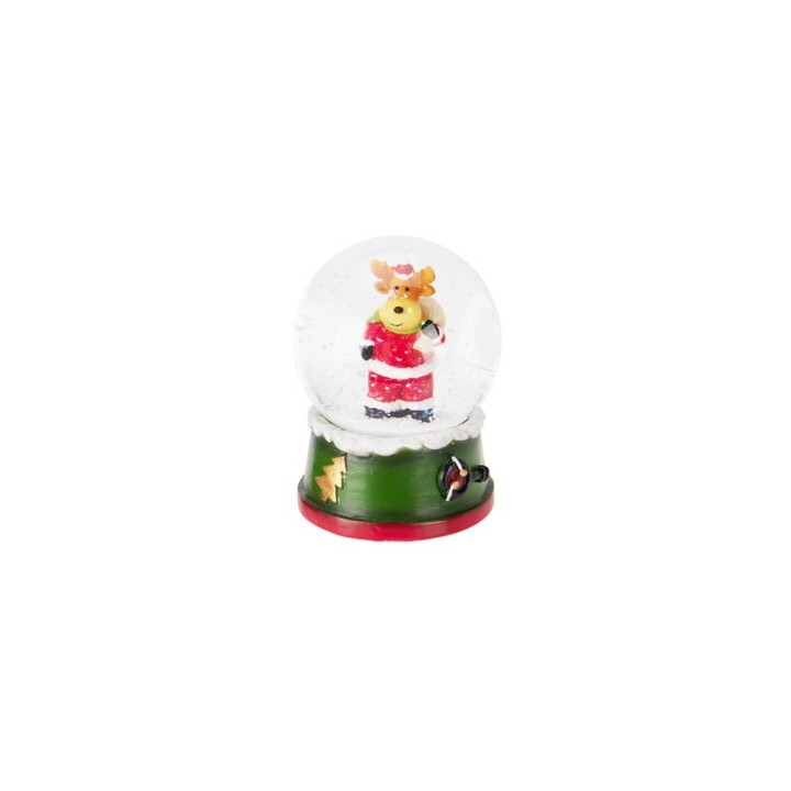 Kerstsneeuwbol met een rendier in een rode outfit op een groene basis met kerstdecoratie.