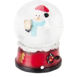Kleine sneeuwglobe met een vrolijke sneeuwman in een rode hoed op een kleurrijke basis.
