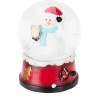 Kleine sneeuwglobe met een vrolijke sneeuwman in een rode hoed op een kleurrijke basis.