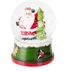 Kleine sneeuwbol met een kerstman en een dennenboom, omgeven door nepsneeuw. Kleurrijk en feestel...