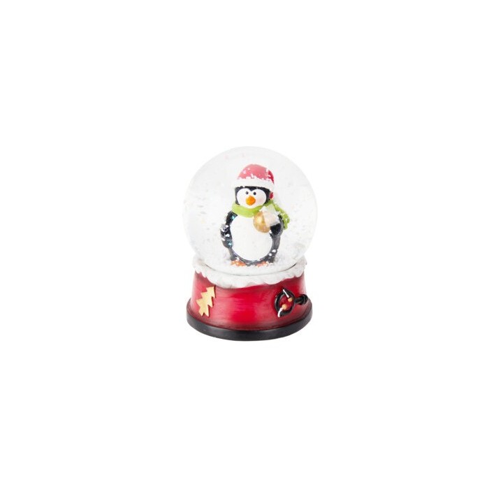 Een sneeuwbol met een schattige pinguïn in een kersthoed op een rode basis.