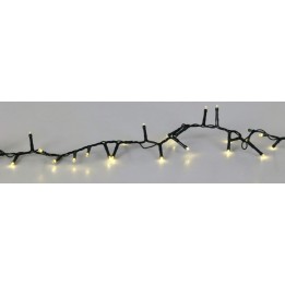 Een slinger van kleine, warme lichtjes op een zwarte draad, speels en sfeervol.