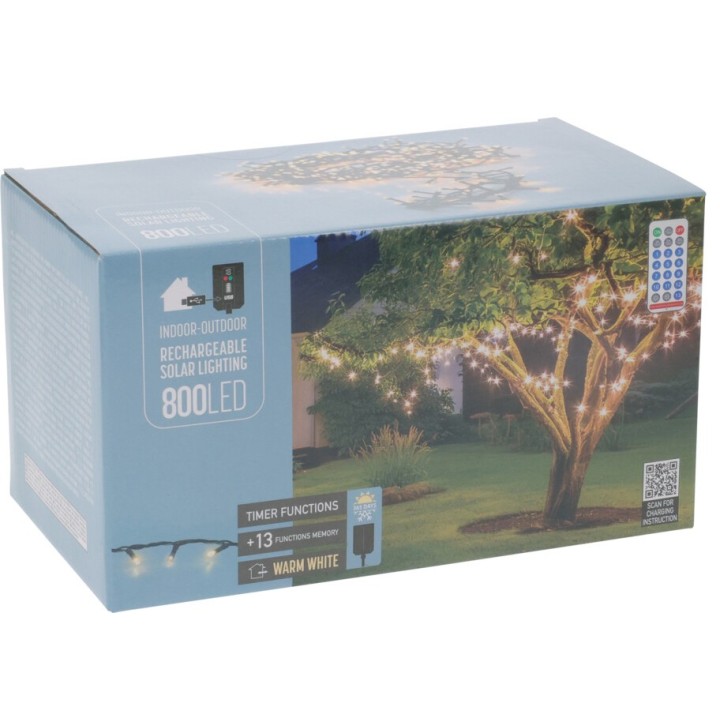 Een doos met 800 LED-lampjes voor binnen en buiten, met een afbeelding van een verlichtte boom.