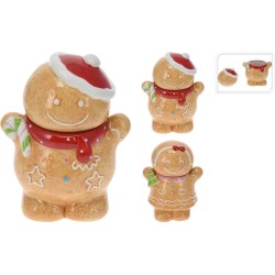 Drie schattige gemberbroodfiguren met kerstaccessoires in warme, aardse tinten.