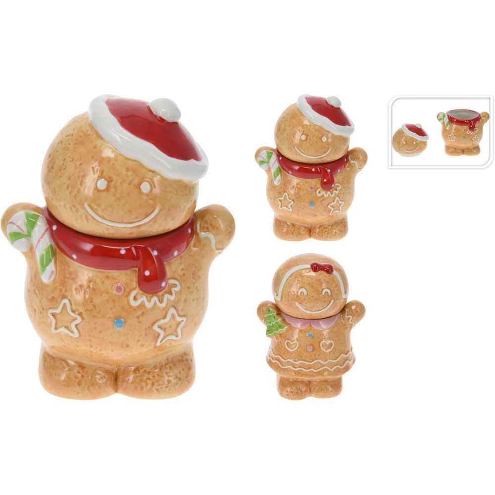 Drie schattige gemberbroodfiguren met kerstaccessoires in warme, aardse tinten.