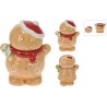 Drie schattige gemberbroodfiguren met kerstaccessoires in warme, aardse tinten.