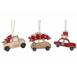 Drie houten kerstdecoraties in de vorm van auto's met kerstbomen en cadeaus erop.