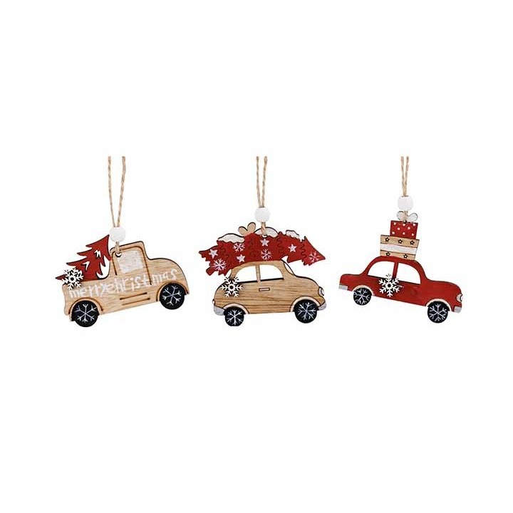 Drie houten kerstdecoraties in de vorm van auto's met kerstbomen en cadeaus erop.