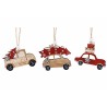 Drie houten kerstdecoraties in de vorm van auto's met kerstbomen en cadeaus erop.