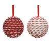 Twee versierde kerstballen, één rood met glitters en één wit met rode details, hangend aan ee...