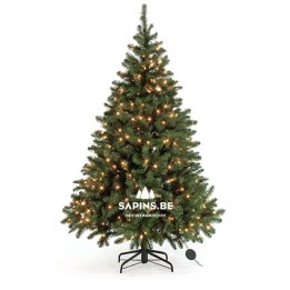 Groene kunstkerstboom met lichtjes, op een zwarte standaard, eenvoudig en sfeervol.