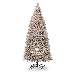 Een kunstkerstboom met sneeuwachtige takken in een spitse vorm en metalen standaard.