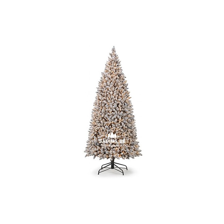 Een kunstkerstboom met sneeuwachtige takken in een spitse vorm en metalen standaard.