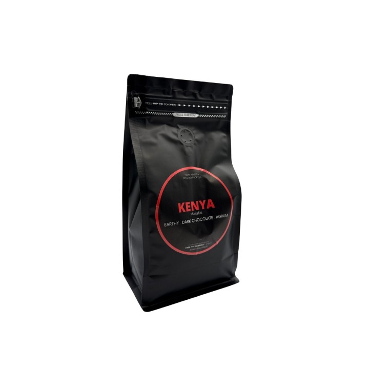 Zwarte zak met rode en witte tekst, bevat koffie uit Kenia, eenvoudig en modern ontwerp.