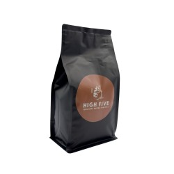 Zwarte koffieverpakking met een ronde, bruine sticker en de tekst "HIGH FIVE".