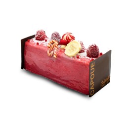 Een roze cake met fruit, versieringen en een elegante chocoladelaag.