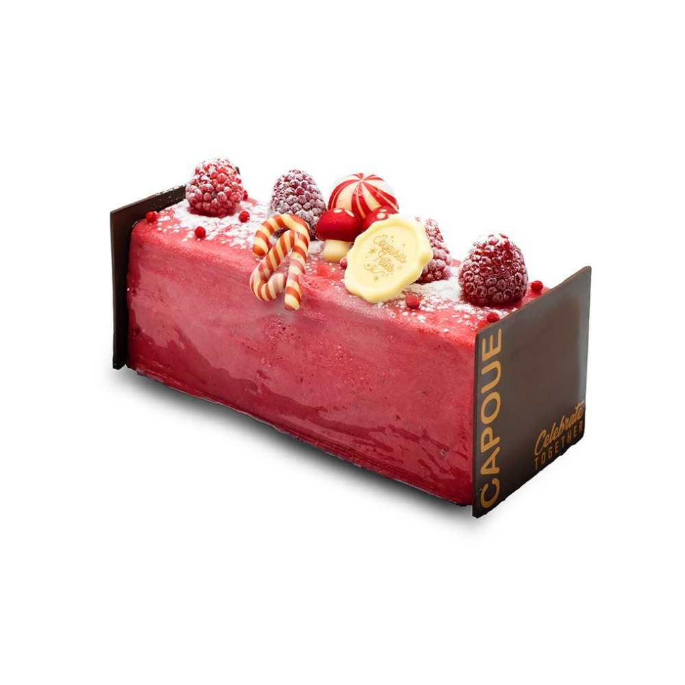 Een roze cake met fruit, versieringen en een elegante chocoladelaag.