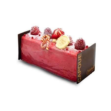 Een roze cake met fruit, versieringen en een elegante chocoladelaag.