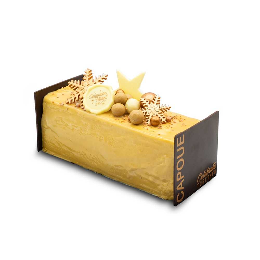 Romige, gele cake met chocolade decoraties en vers fruit, elegant gepresenteerd.