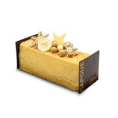 Romige, gele cake met chocolade decoraties en vers fruit, elegant gepresenteerd.