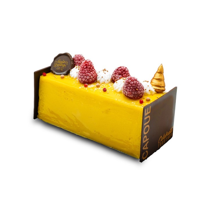 Een gele taart met frambozen, slagroom en een chocoladeaccent, elegant gepresenteerd.