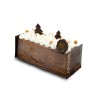 Een chocoladecake met witte room, gouden decoraties en kerstboompjes van chocolade.