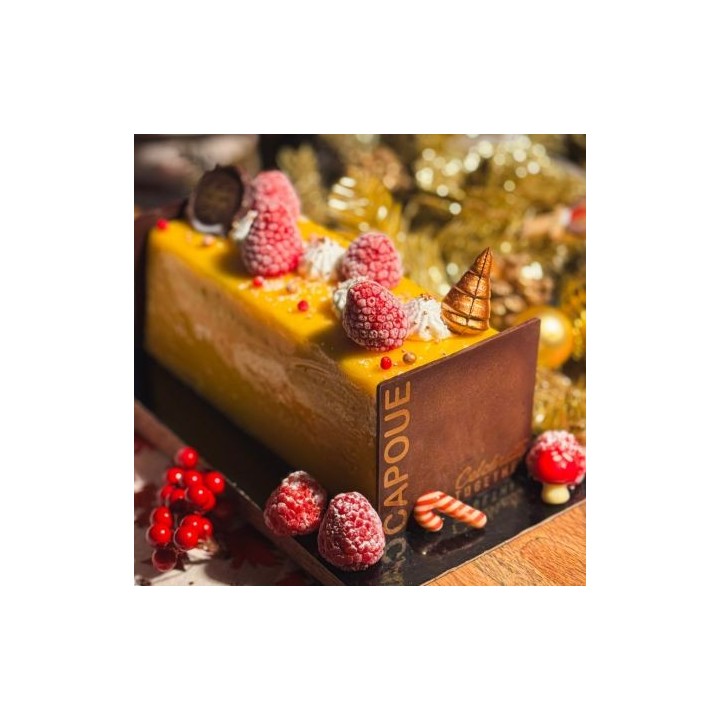 Een kleurrijke cake met frambozen, slagroom en decoraties op een feestelijke achtergrond.