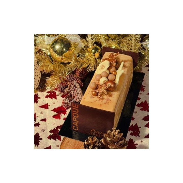 Een feestelijke cake met goudkleurige decoraties, kerstmotieven en een gezellige achtergrond.